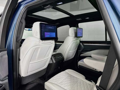 Used 2025 Cadillac Escalade Sport Platinum w/ LPO, ONYX Package AWD/4WD image 37