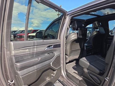 Used 2025 Jeep Wagoneer L Series II w/ Convenience Group I AWD/4WD image 11