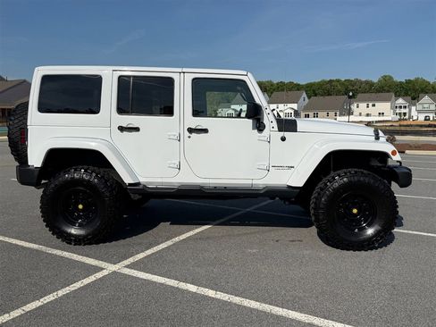 Used 2018 Jeep Wrangler Unlimited Sahara image 6