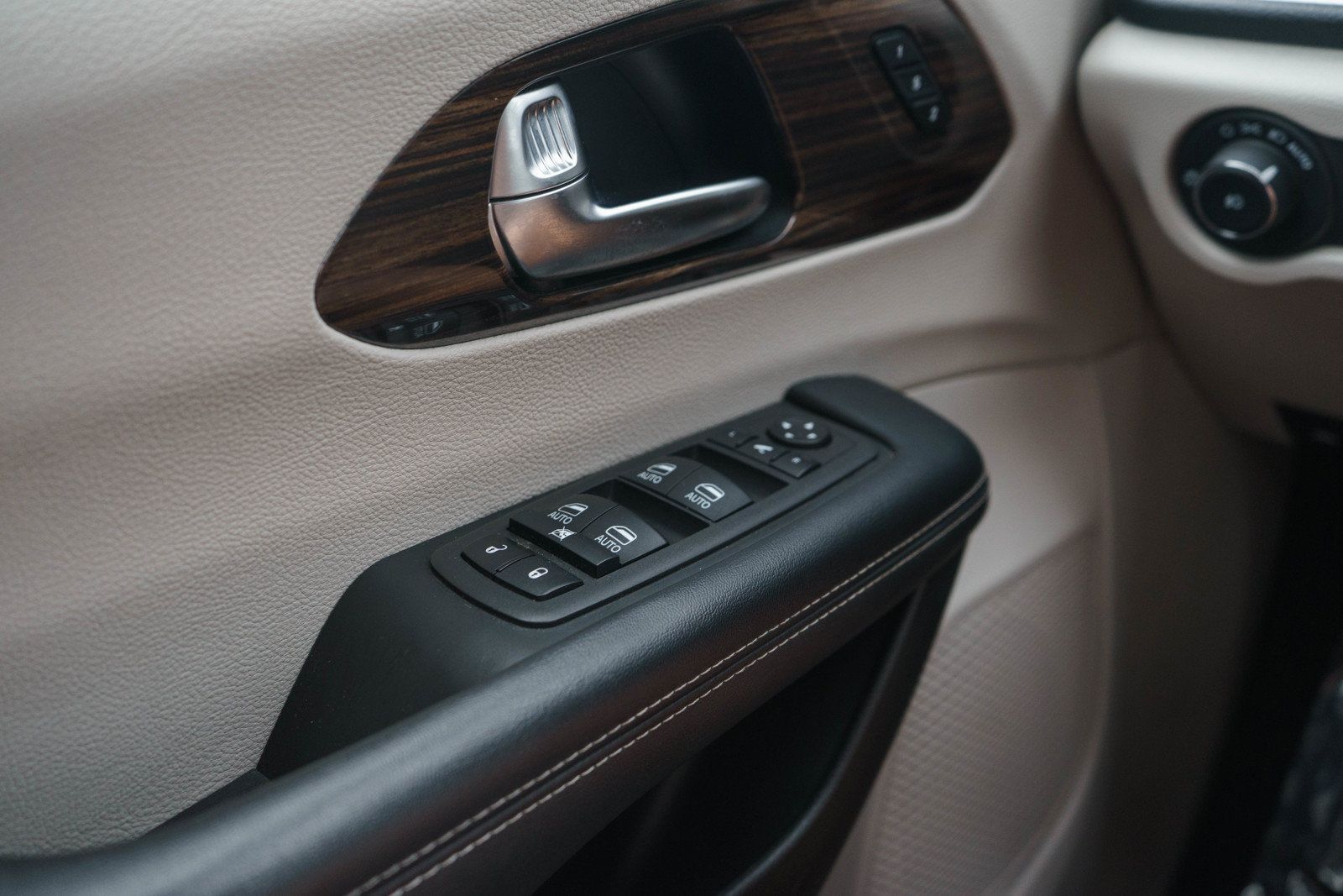Used 2023 Chrysler Pacifica Limited FWD image 25
