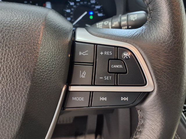 Used 2026 Toyota Sienna XLE FWD image 9