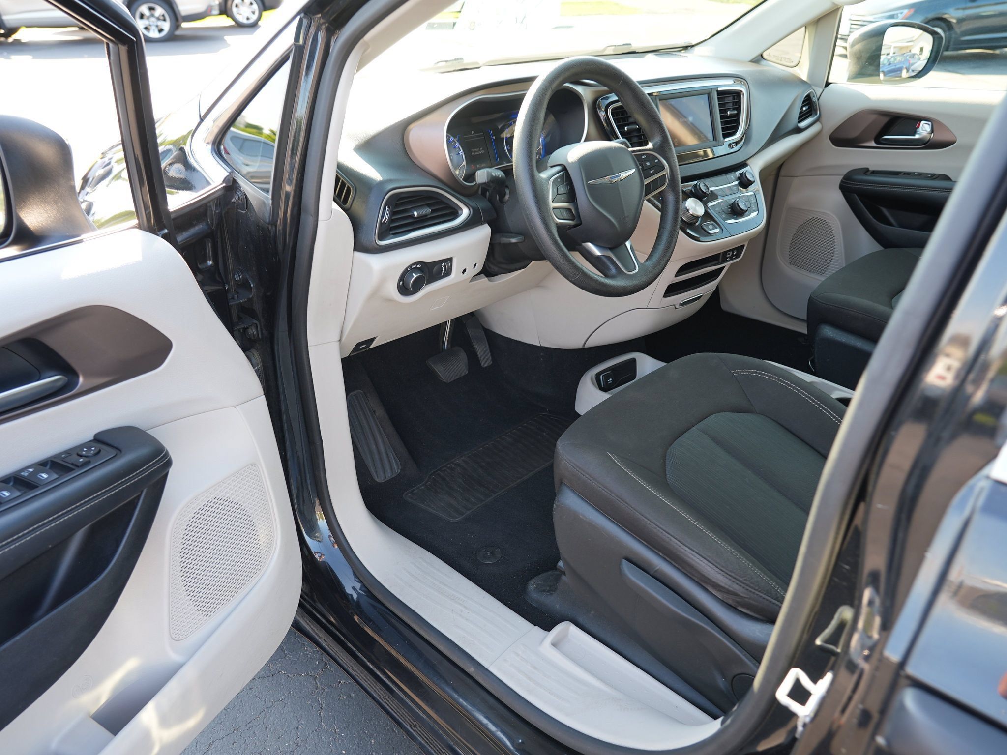 Used 2020 Chrysler Voyager L FWD image 12