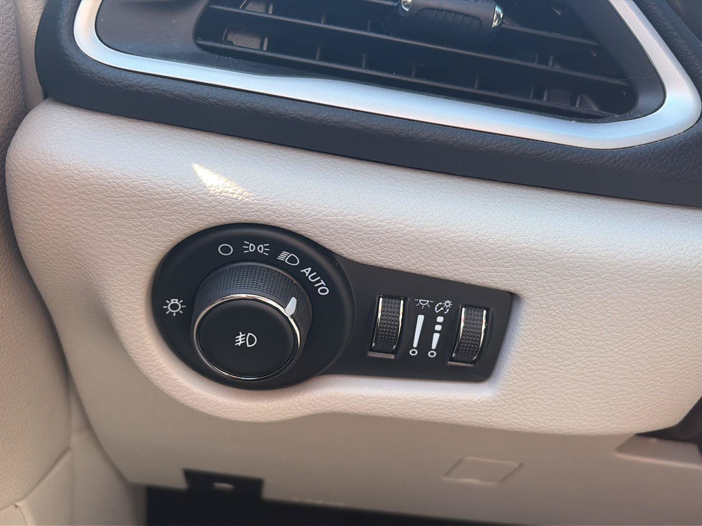 Used 2024 Chrysler Pacifica Touring-L FWD image 33