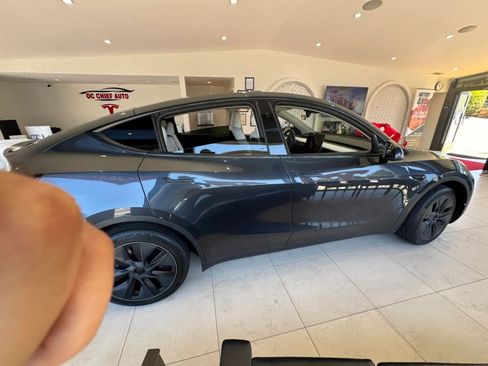 Used 2024 Tesla Model Y Long Range RWD image 11