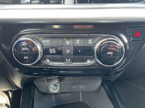 Used 2025 Chevrolet Trax LT w/ LT Convenience Package image 24