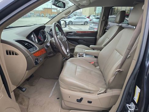 Used 2014 Chrysler Town & Country Touring image 30