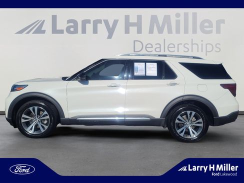 Used 2020 Ford Explorer Platinum w/ Premium Technology Package image 2