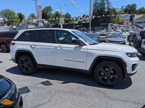 Used 2023 Jeep Grand Cherokee Altitude AWD/4WD image 5