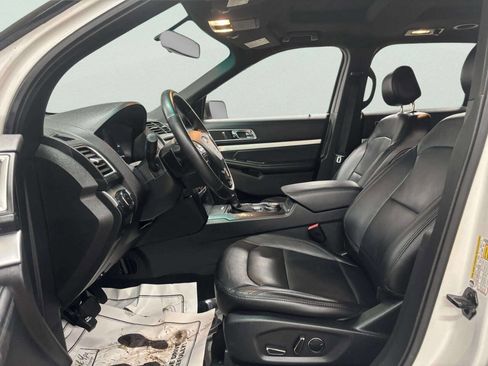 Used 2017 Ford Explorer XLT w/ Equipment Group 202A image 12