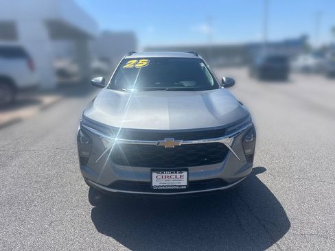 Used 2025 Chevrolet Trax LT w/ LT Convenience Package FWD image 12