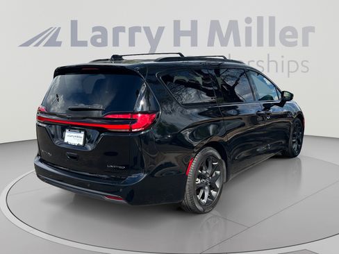 Used 2025 Chrysler Pacifica Limited FWD image 5