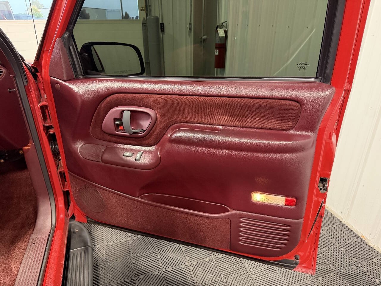 Used 1998 Chevrolet Tahoe 2WD image 22