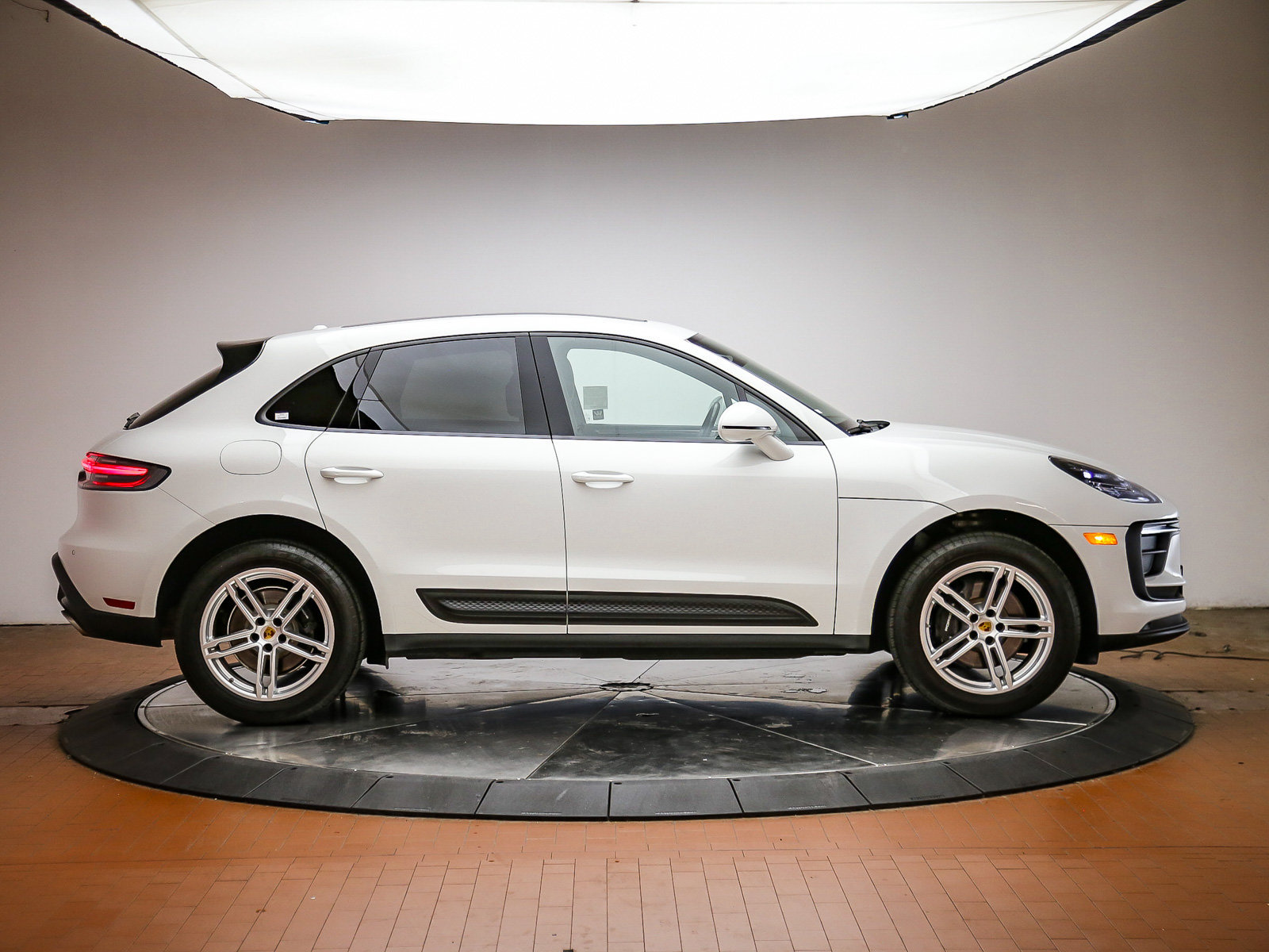 Certified 2024 Porsche Macan AWD/4WD image 8