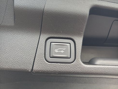 Used 2023 GMC Acadia SLT w/ Elevation Edition FWD image 8