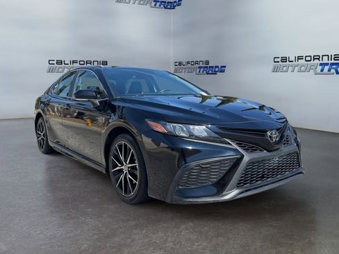 Used 2024 Toyota Camry SE image 3