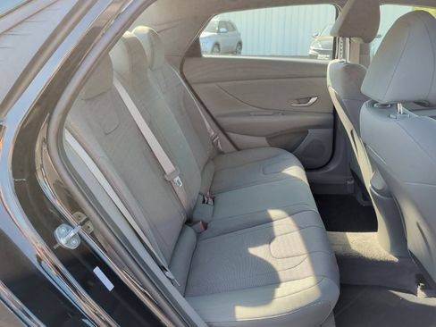 Used 2023 Hyundai Elantra SE w/ Preferred Accessory Package image 29