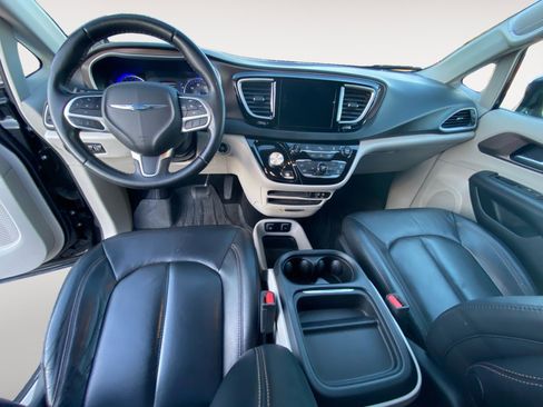 Used 2018 Chrysler Pacifica Touring-L w/ Tire & Wheel Group image 18