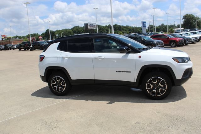 Used 2025 Jeep Compass Trailhawk AWD/4WD image 13