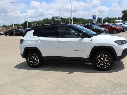 Used 2025 Jeep Compass Trailhawk AWD/4WD image 13