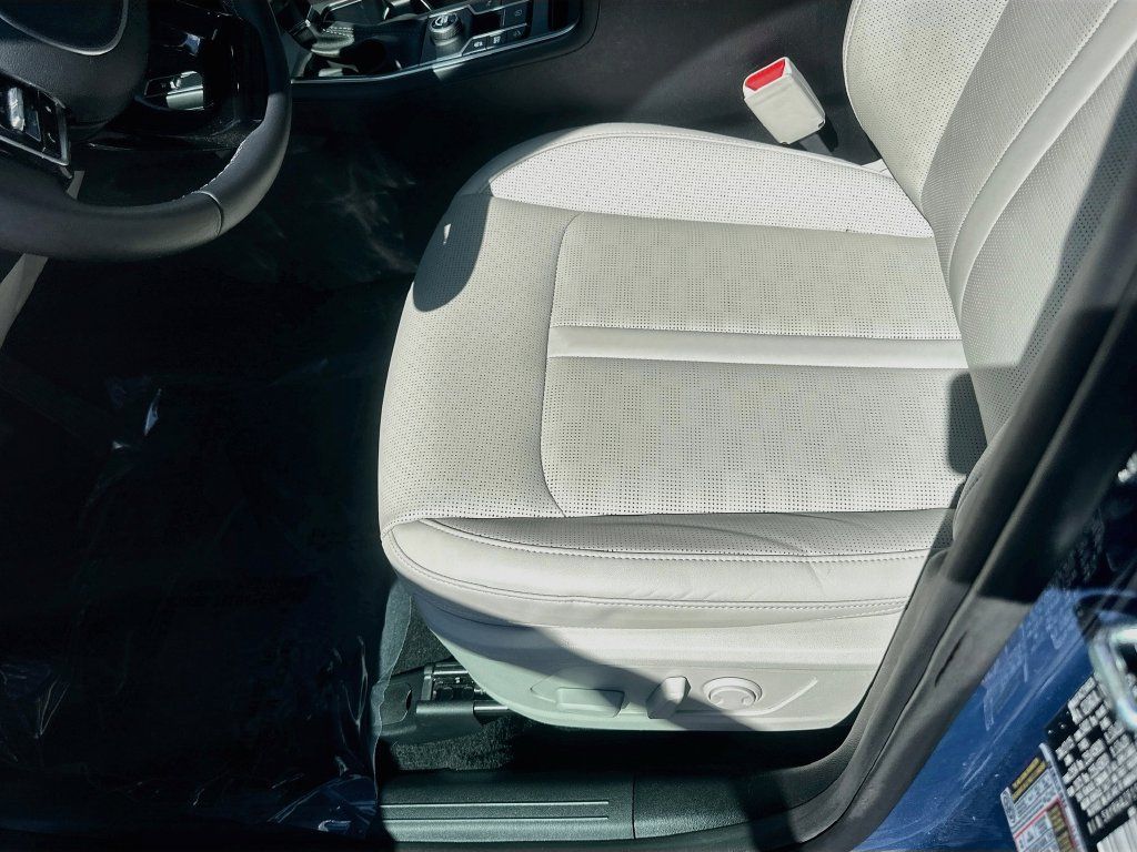 Certified 2025 Kia Sorento EX w/ Panoramic Sunroof Package FWD image 19
