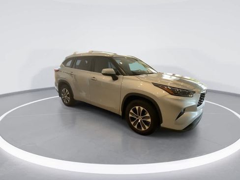 Used 2023 Toyota Highlander XLE AWD/4WD image 2