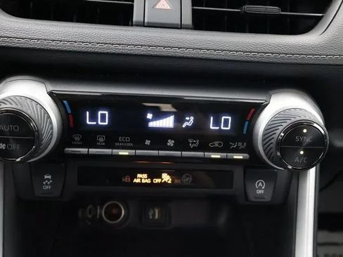 Used 2024 Toyota RAV4 XLE FWD image 31