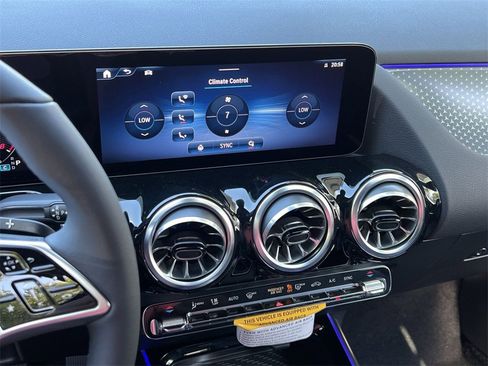 Certified 2025 Mercedes-Benz GLA 250 4MATIC image 19