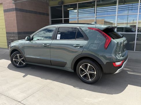 Used 2023 Kia Niro EX w/ EX Cold Weather Package FWD image 5