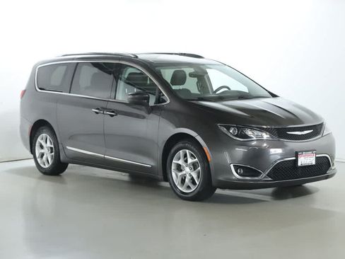 Used 2017 Chrysler Pacifica Touring-L Plus w/ Tire & Wheel Group FWD image 9