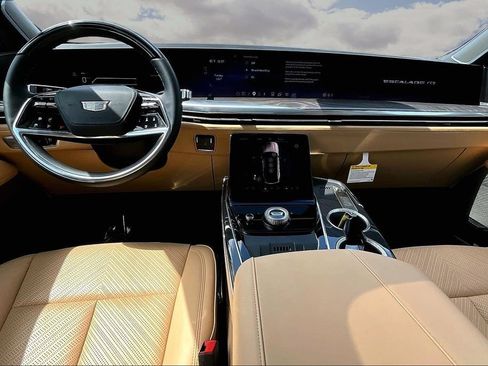 Certified 2025 Cadillac Escalade IQ Luxury 2 AWD/4WD image 7