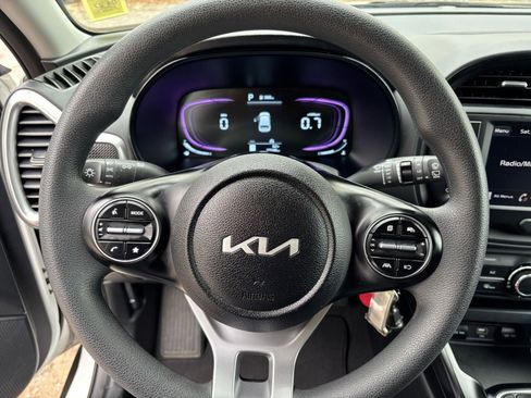Used 2025 Kia Soul LX w/ LX Technology Package FWD image 29