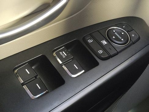 Used 2021 Kia Sedona LX FWD image 27