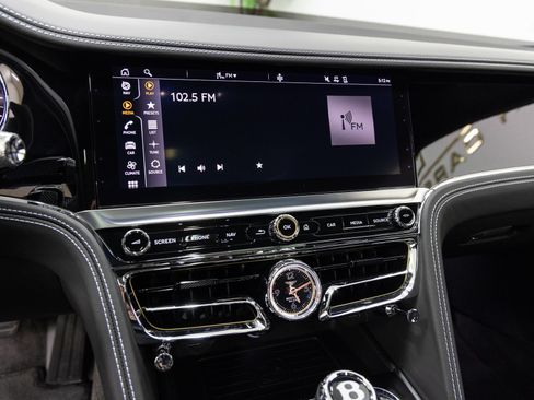 Used 2024 Bentley Flying Spur Plug-In Hybrid AWD/4WD image 18