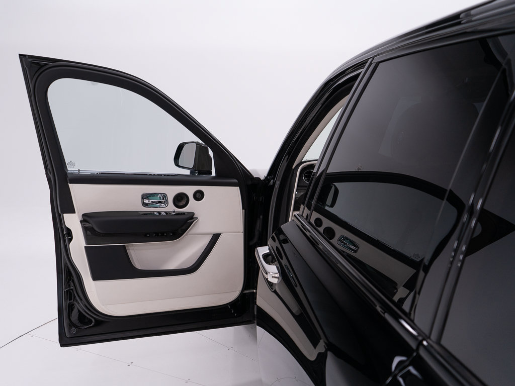 Certified 2022 Rolls-Royce Cullinan Black Badge w/ Dark Exterior Package AWD/4WD image 11
