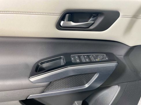 Certified 2025 Nissan Pathfinder SL image 16