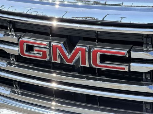 Used 2023 GMC Acadia SLE FWD image 29