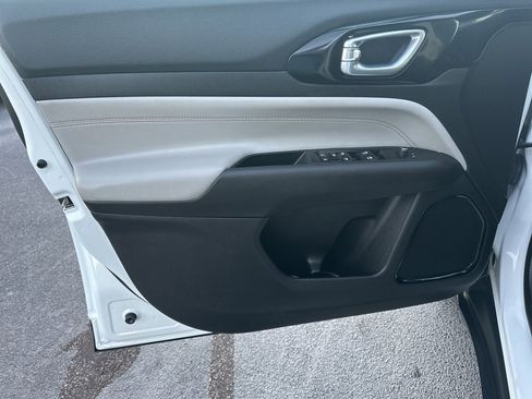 Used 2024 Jeep Compass Limited image 7