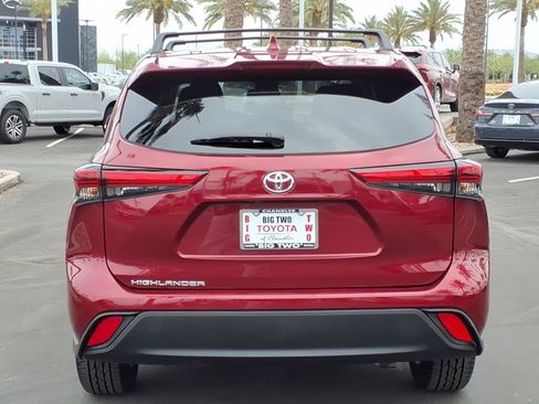 Used 2021 Toyota Highlander LE FWD image 5