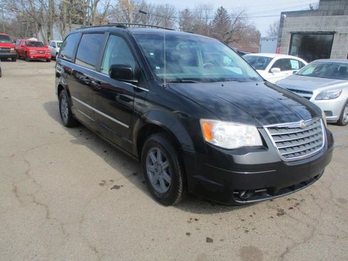 Used 2009 Chrysler Town & Country Touring FWD image 1