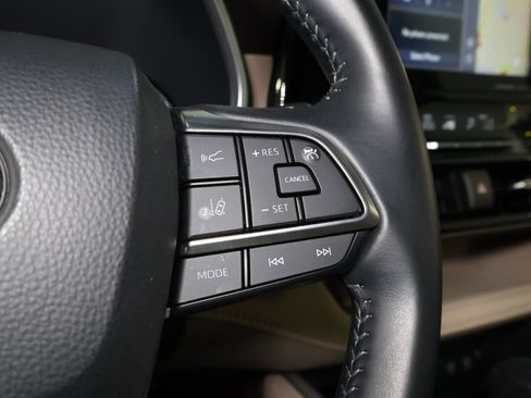 Used 2021 Toyota Highlander XLE AWD/4WD image 23