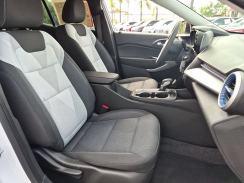 Used 2025 Chevrolet Trax LS FWD image 31