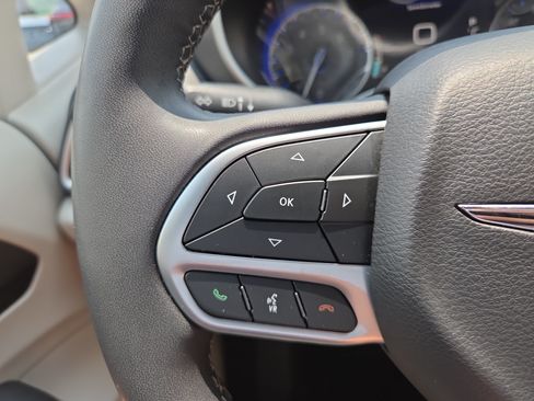 Used 2023 Chrysler Pacifica Touring-L FWD image 12