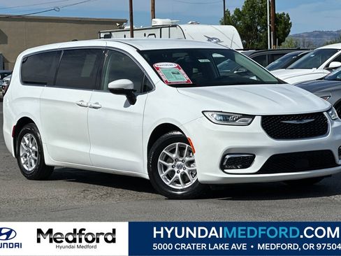 Used 2023 Chrysler Pacifica Touring-L FWD image 1