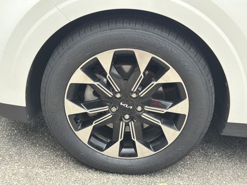 Used 2024 Kia Carnival EX FWD image 30