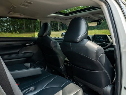 Used 2020 Toyota Highlander XLE FWD image 17