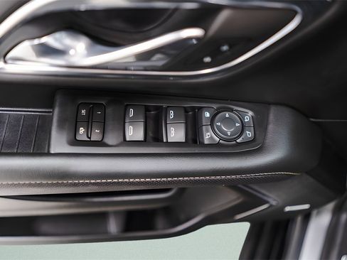 Used 2023 GMC Yukon SLT w/ SLT Luxury Package image 25