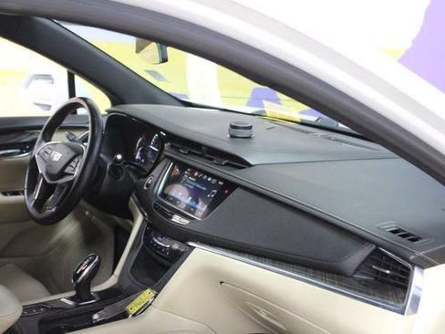 Used 2018 Cadillac XT5 AWD image 12