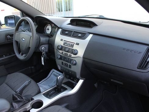 Used 2010 Ford Focus SE FWD image 32