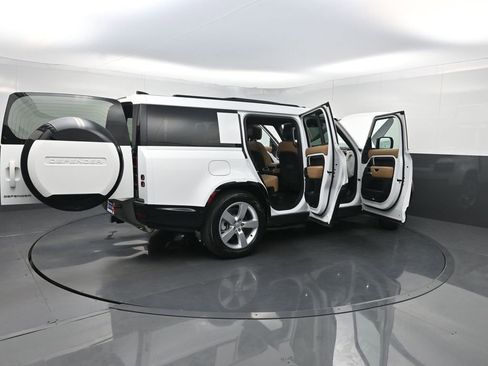 Used 2025 Land Rover Defender 130 X-Dynamic SE AWD/4WD image 43