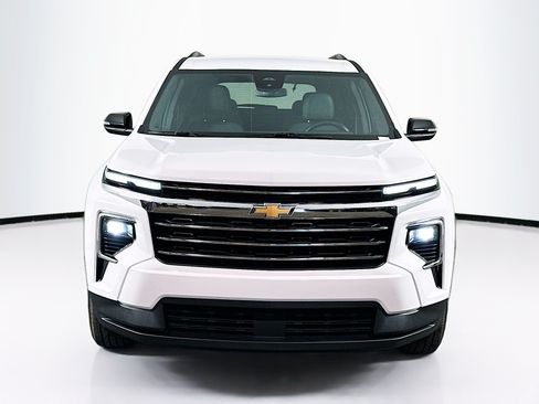 Used 2025 Chevrolet Traverse LT AWD/4WD image 2